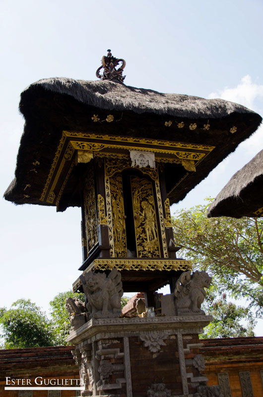 1811.-En-Bali-y-uno-de-los-templos